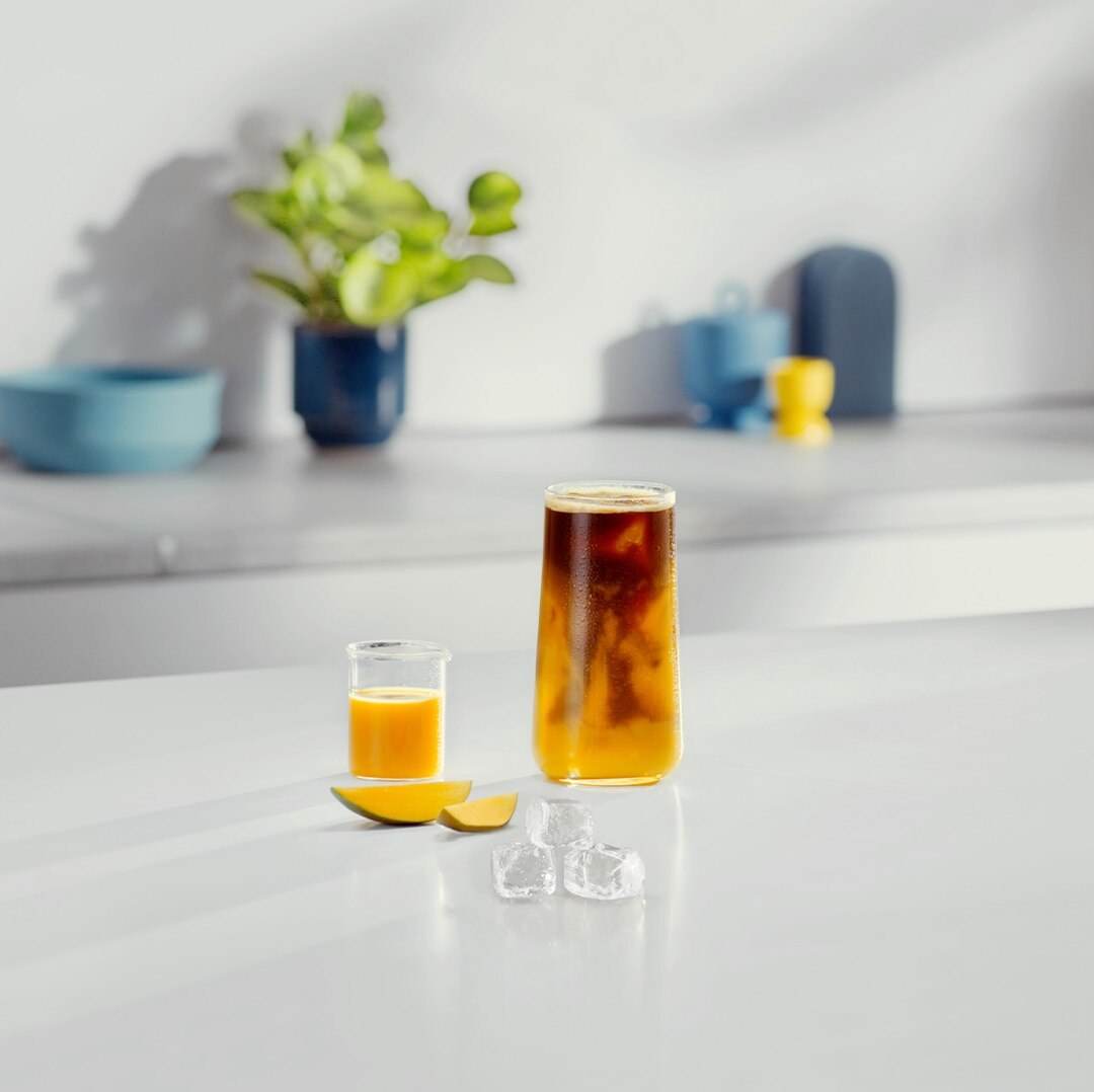 Iced Mango Grande Káva vedľa ingrediencií