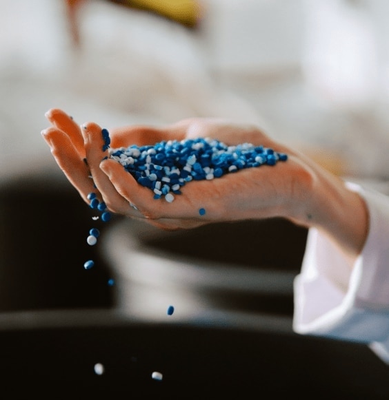 Ruka držiaca recyklovaný plast